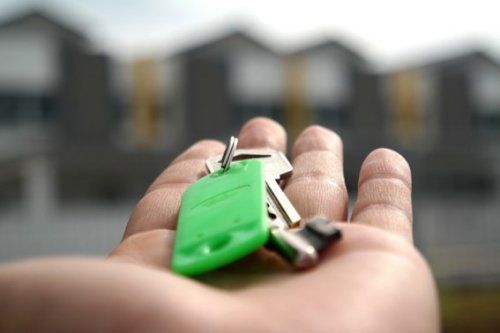Mano con llaves de una casa Mano con llaves de una casa